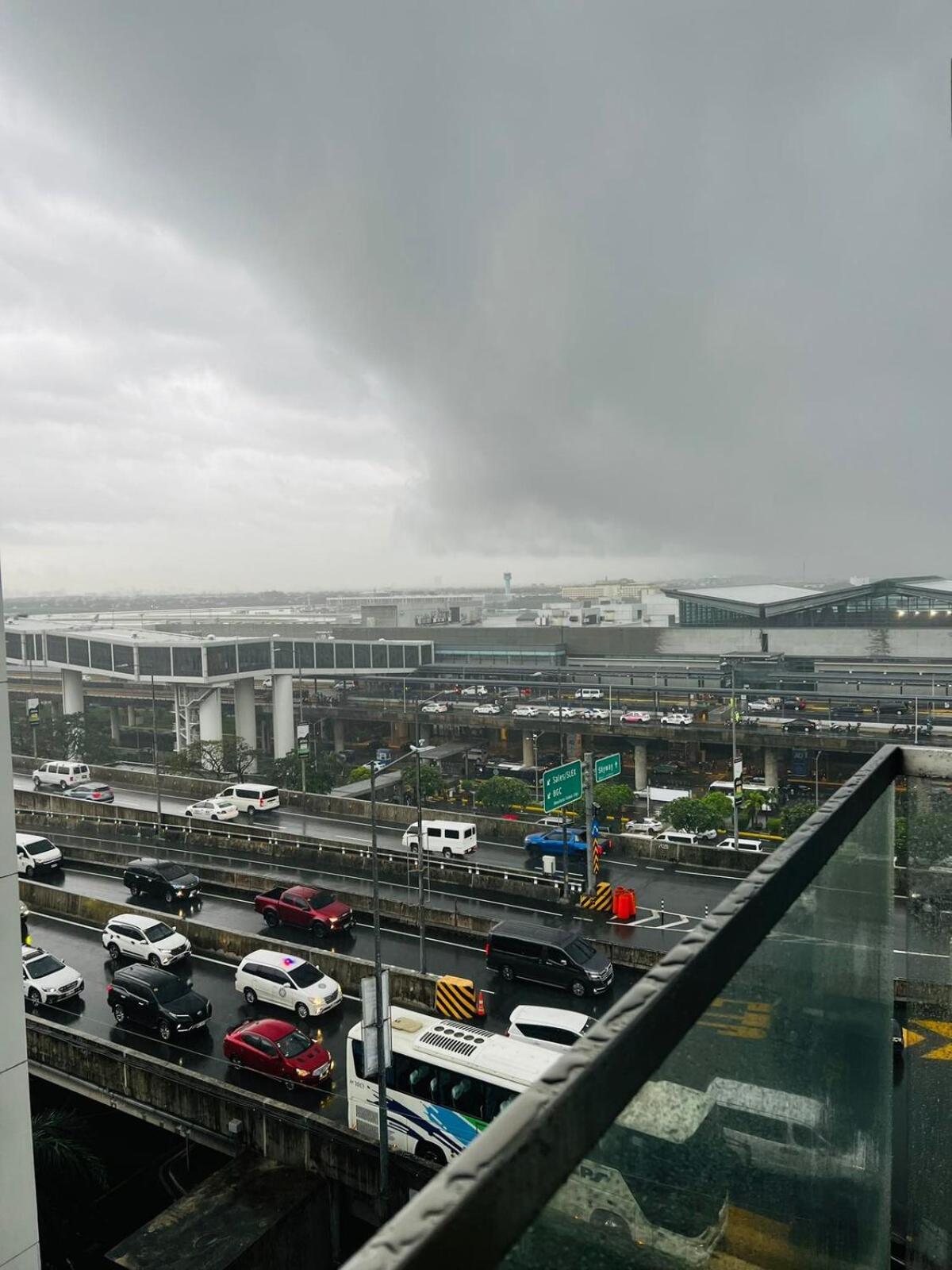 Two Palm Tree - With Balcony - Across Terminal 3 * Manila