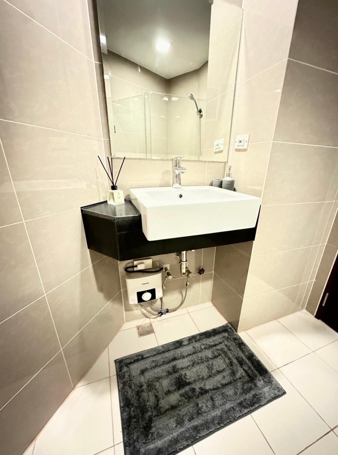 Apartment 2 Bedrooms & 2 Bathrooms At Bgc Taguig Mckinley By Venice Grand Canal Mall *