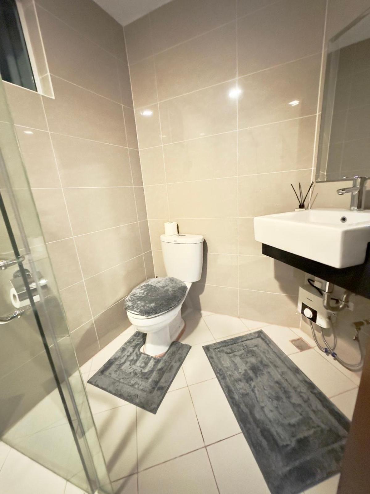 2 Bedrooms & 2 Bathrooms At Bgc Taguig Mckinley By Venice Grand Canal Mall *