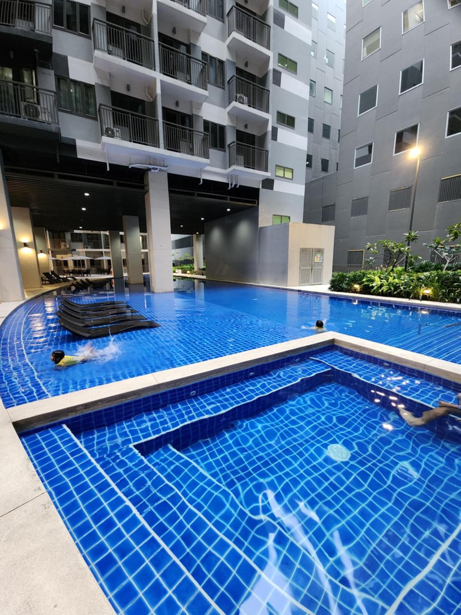 1br With Balcony Condotel In Moa Complex, Entertainment City, Near Naia, Free Wifi, Netflix * Manila