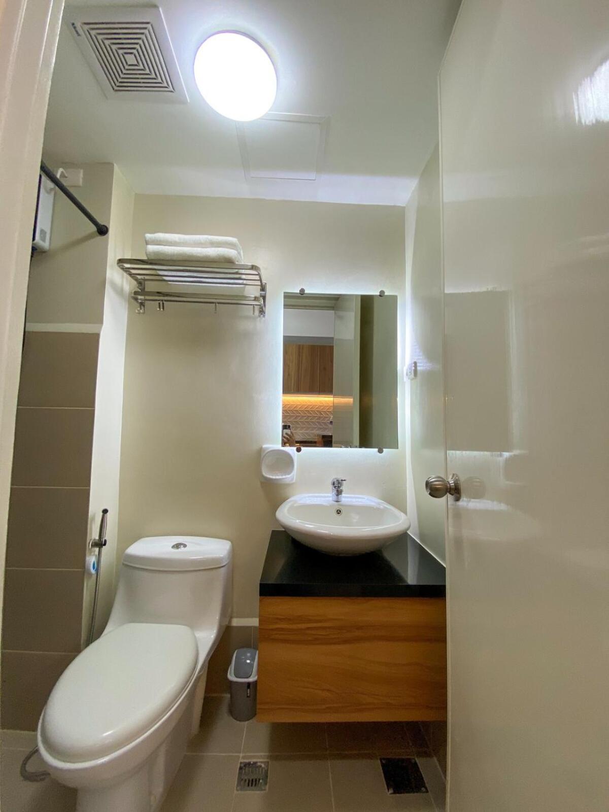 Cozy Unit Near Airport Apartment