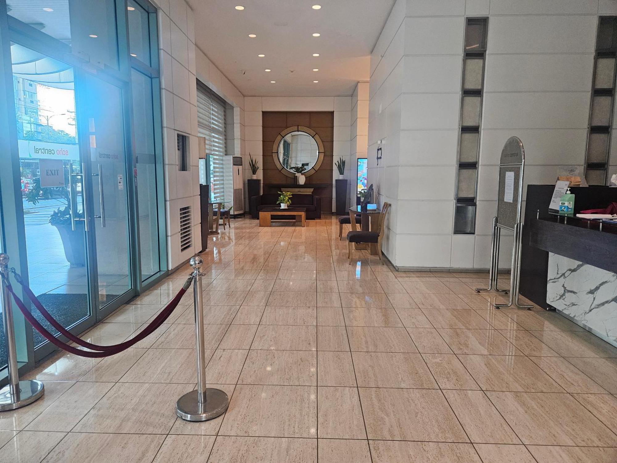 Apartment Soho In Front Of Edsa Shangri-la Mall - Lil Olive's Spot *