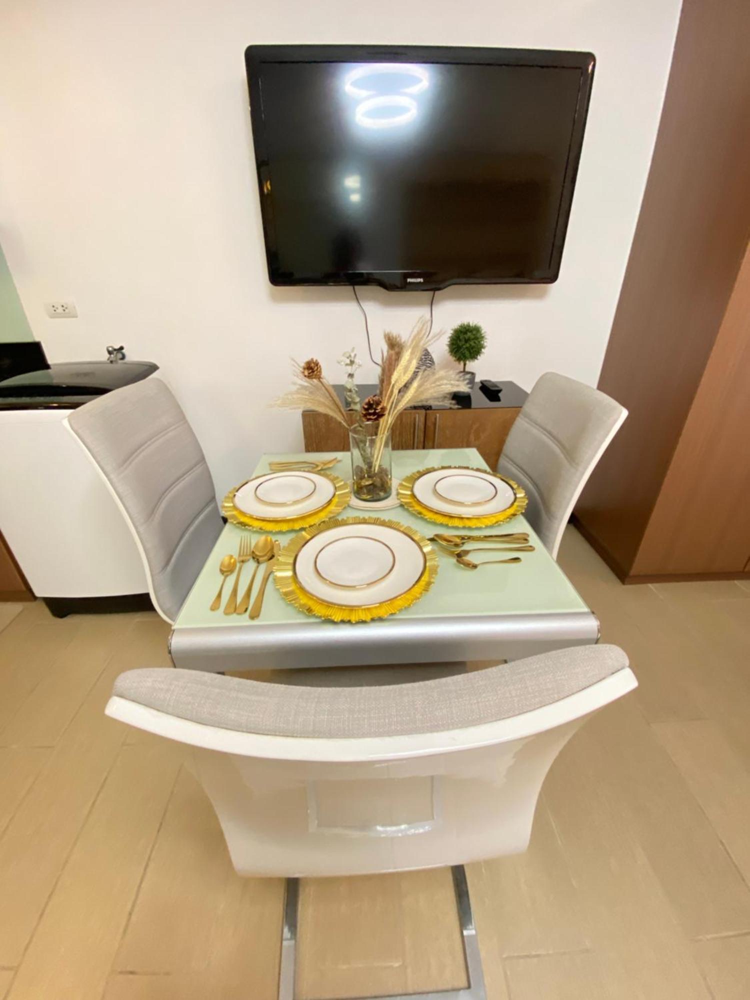 Aparthotel Staycation At The Venice Luxury Residences - Tower A Near Venice Grand Canal, Mckinley Hills Manila