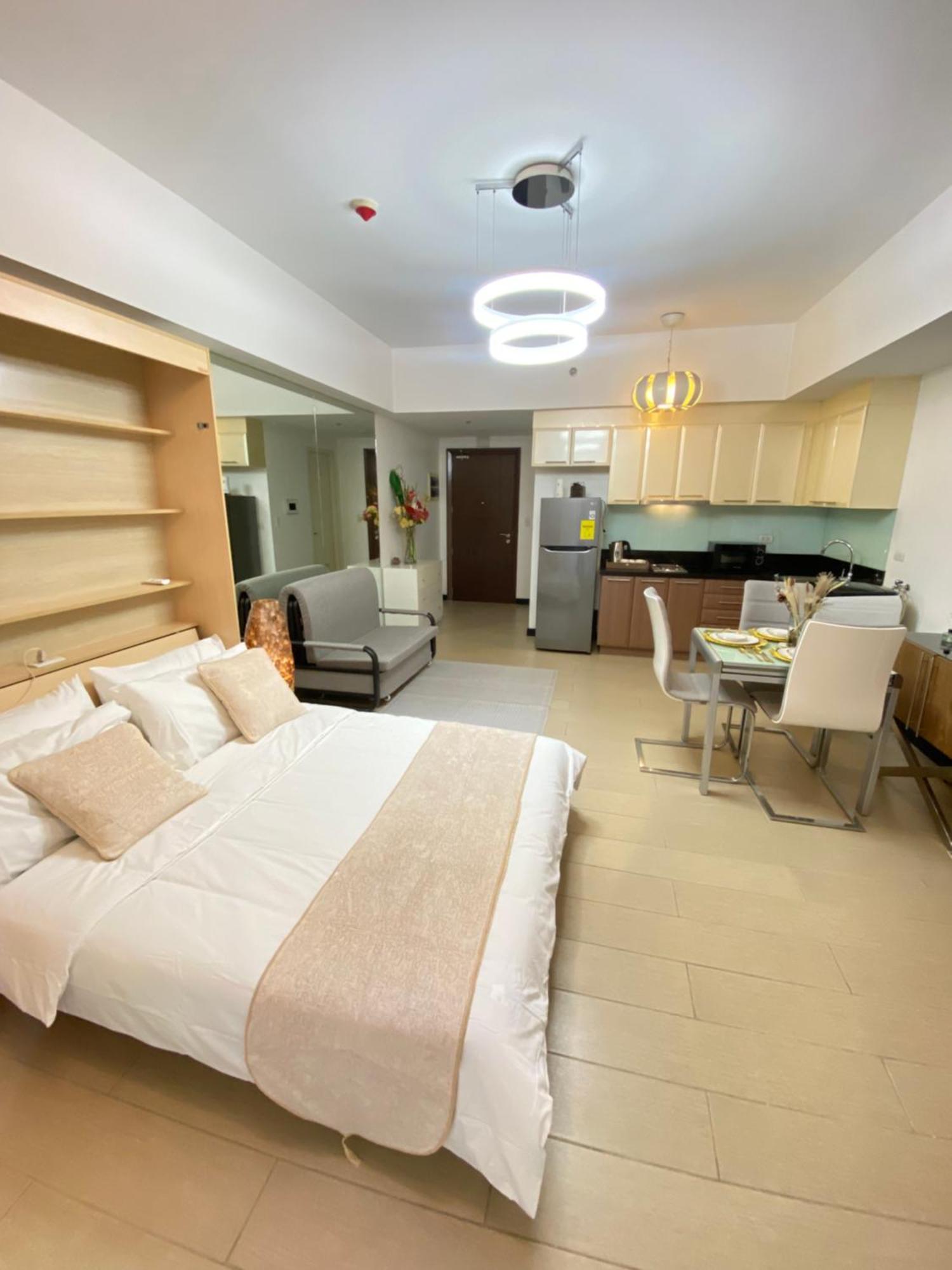 Aparthotel Staycation At The Venice Luxury Residences - Tower A Near Venice Grand Canal, Mckinley Hills *