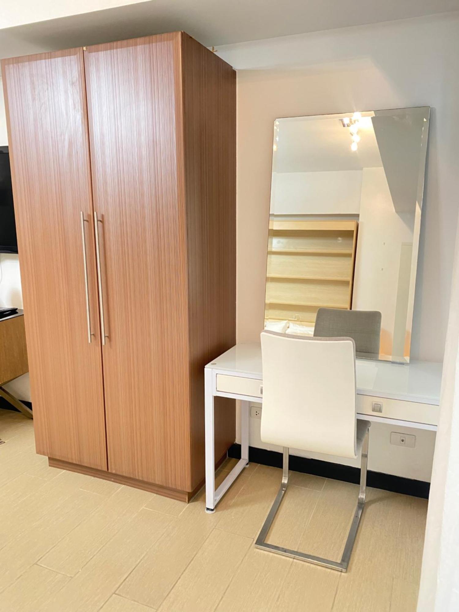 Staycation At The Venice Luxury Residences - Tower A Near Venice Grand Canal, Mckinley Hills Aparthotel