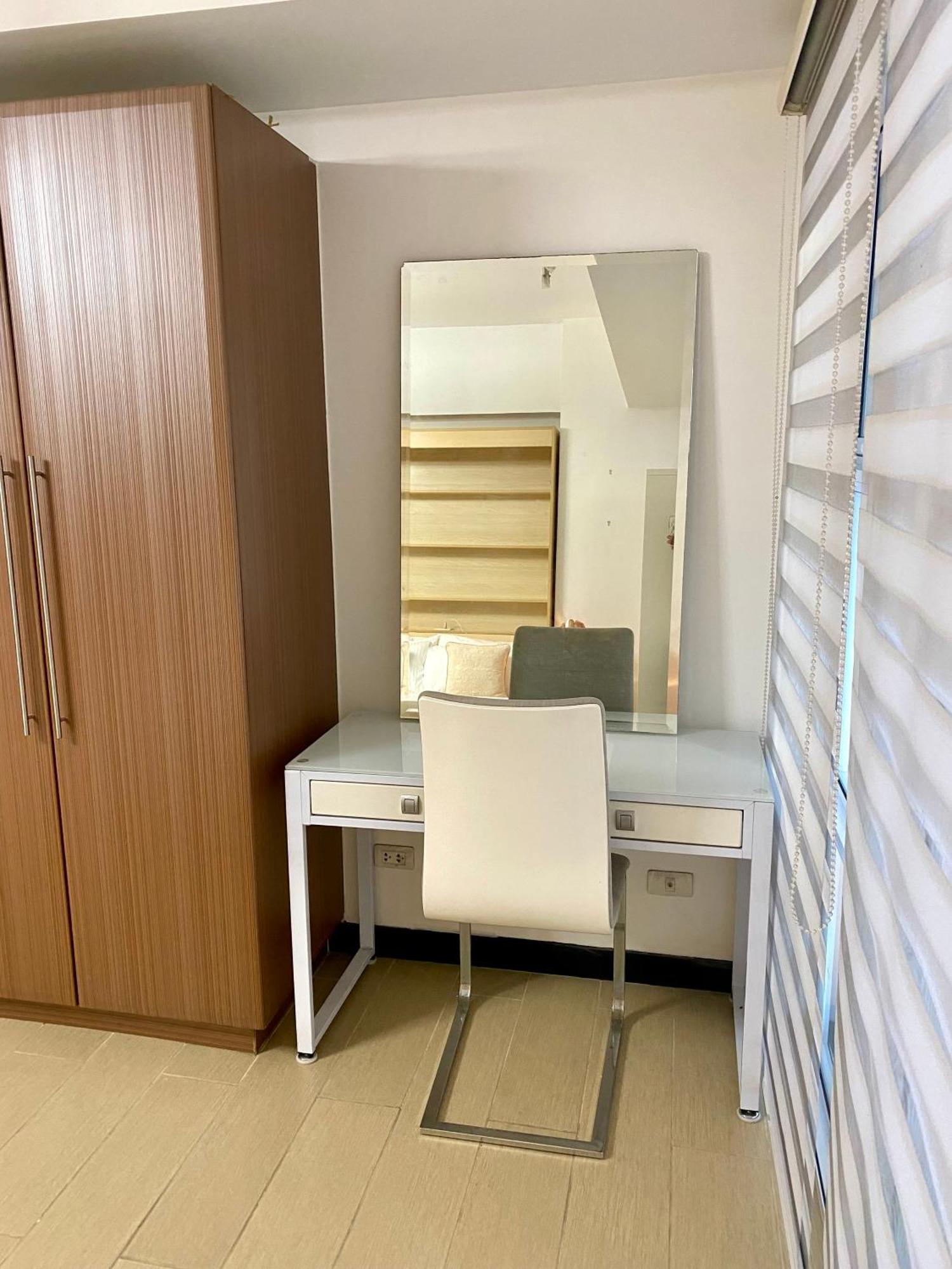 Staycation At The Venice Luxury Residences - Tower A Near Venice Grand Canal, Mckinley Hills *