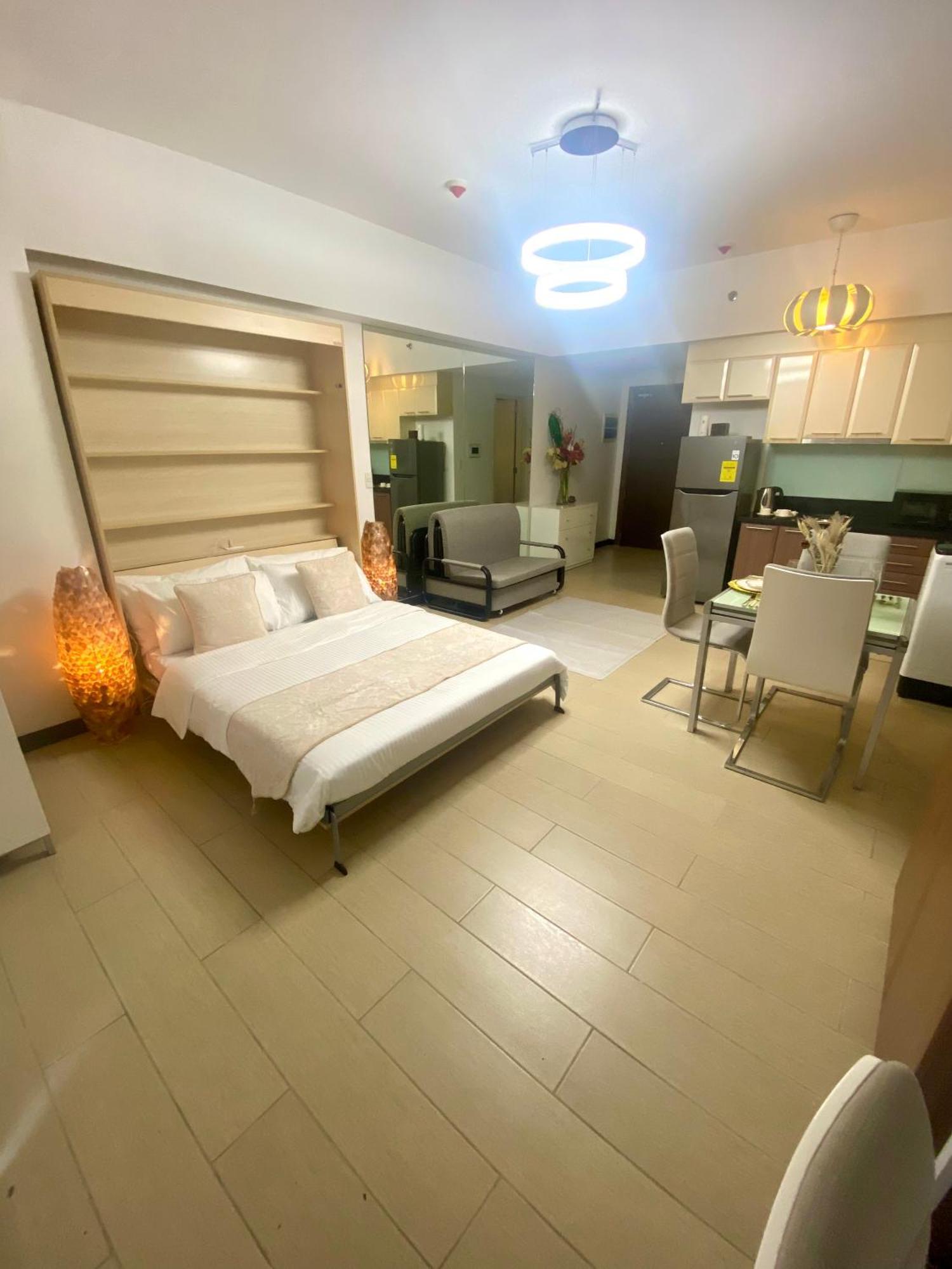 Aparthotel Staycation At The Venice Luxury Residences - Tower A Near Venice Grand Canal, Mckinley Hills *