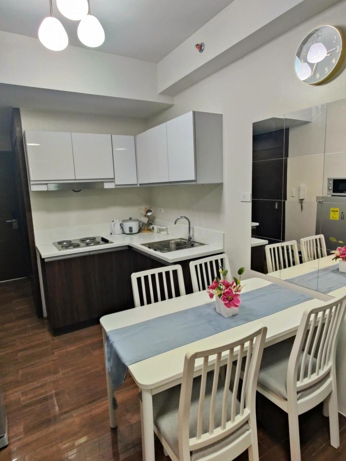 Stunning 2br In Air Residences Makati High Floor And Wfh With 300mbps Wifi Manila