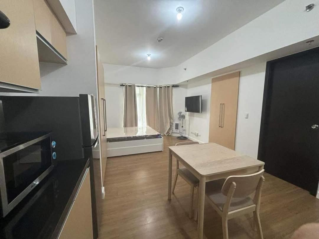 Front Apartment *