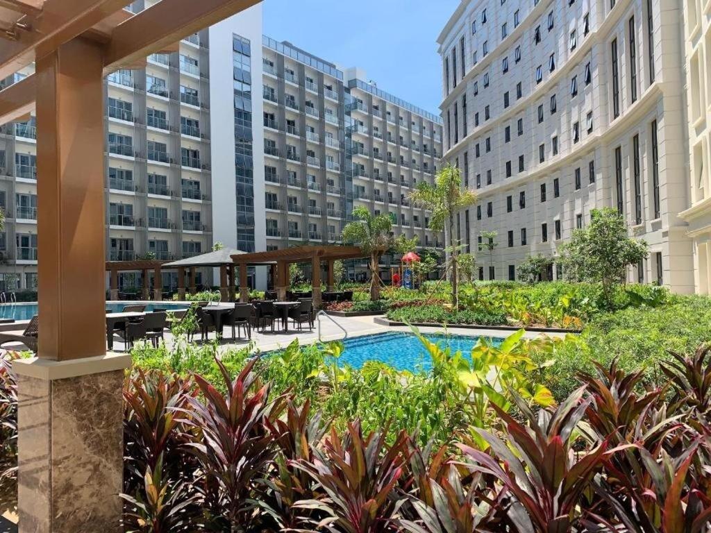 Apartment Affordable Across Naia T3 *
