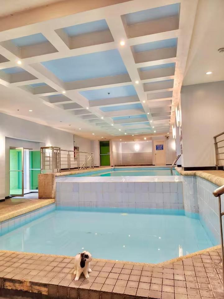 2 Bedroom And Bathroom Staycation In Mandaluyong Near Boni Mrt With Wifi And Karaoke And Pool * Manila