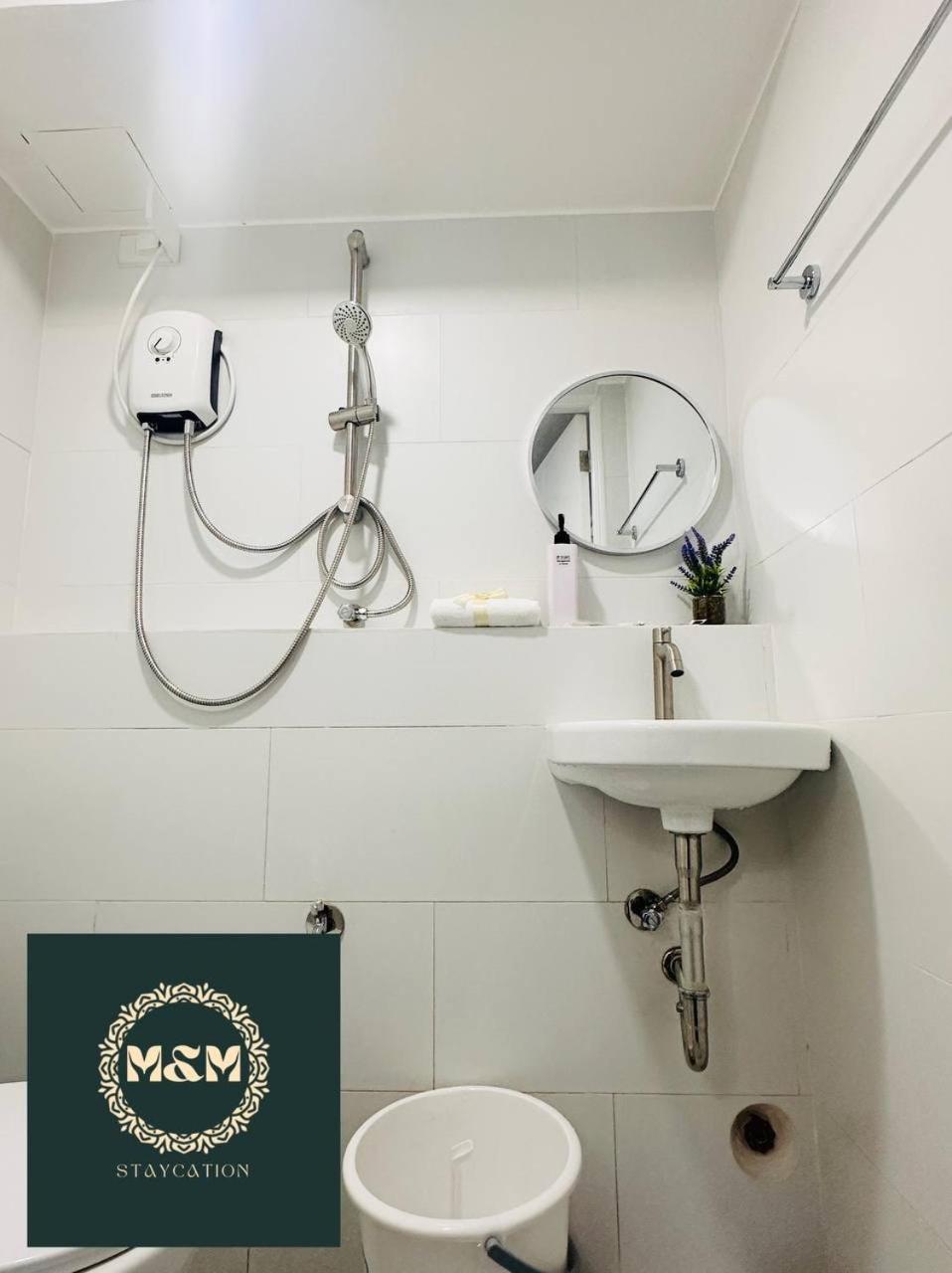 2 Bedroom And Bathroom Staycation In Mandaluyong Near Boni Mrt With Wifi And Karaoke And Pool *