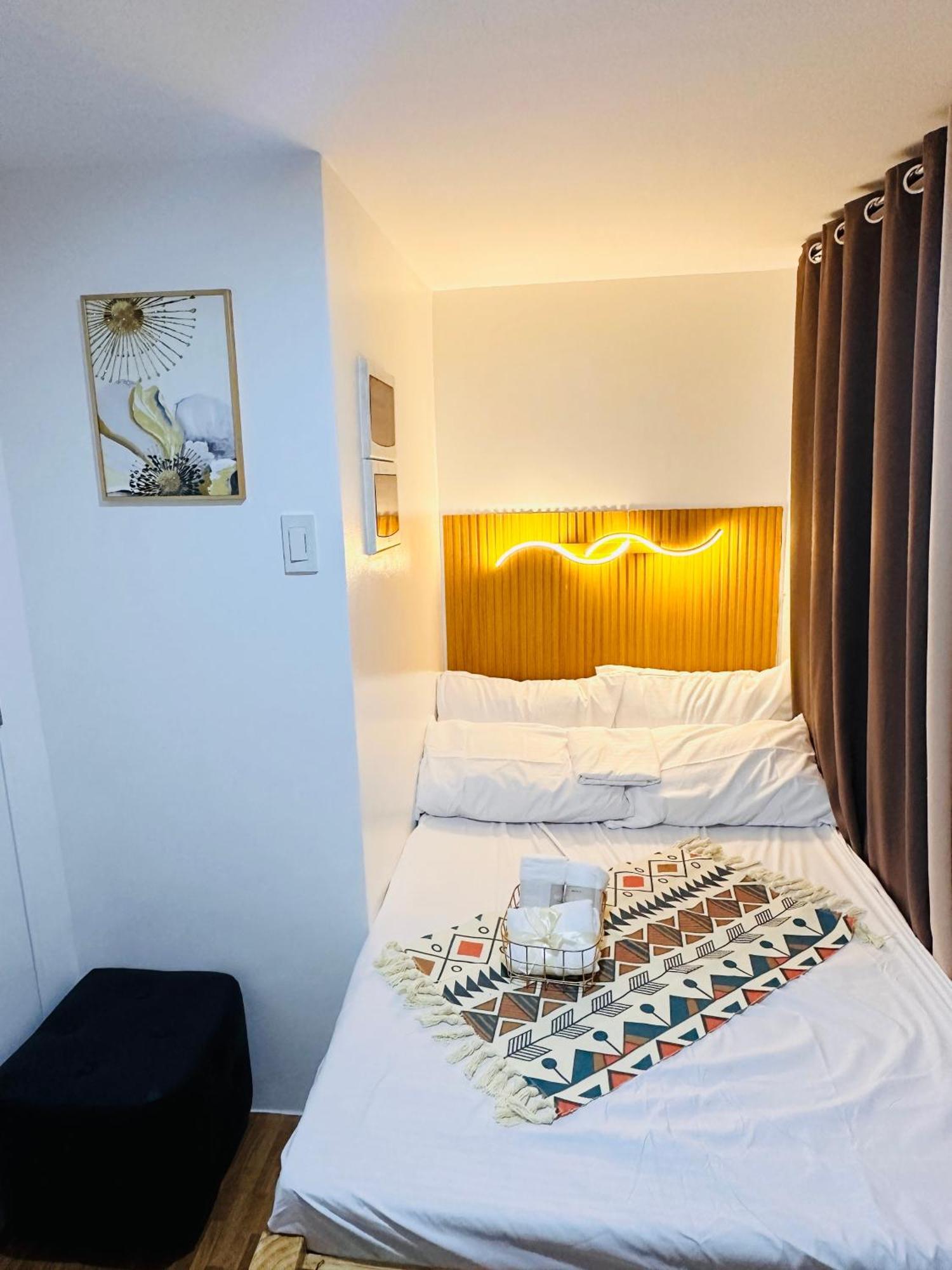 2 Bedroom And Bathroom Staycation In Mandaluyong Near Boni Mrt With Wifi And Karaoke And Pool
