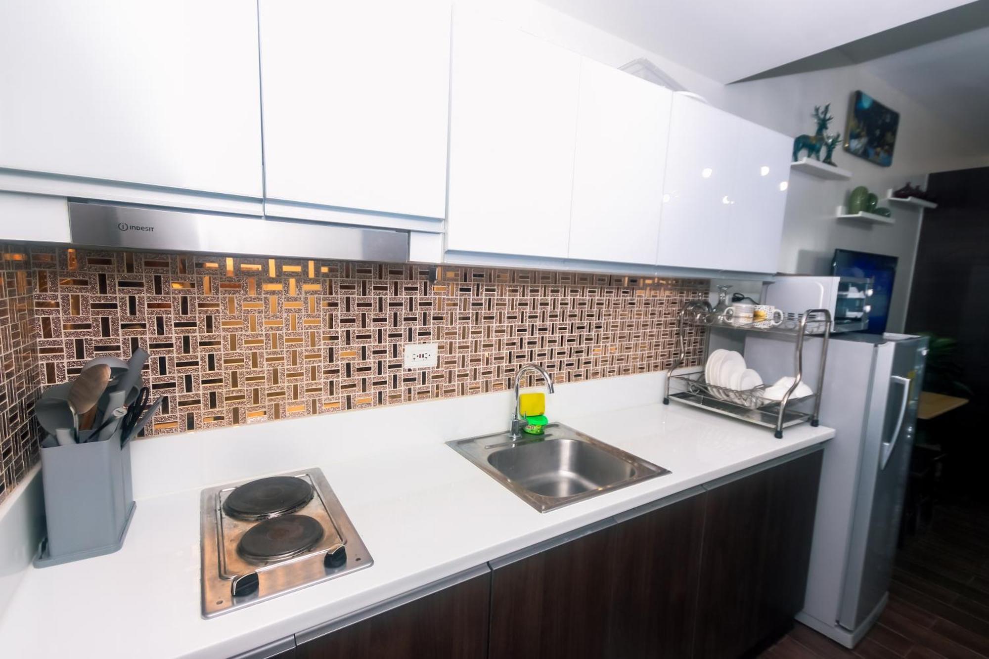 Cozy Crash Pad A Laughter Friendly Makati 2270 Gym Swim Park 300 Mbps Apartment Manila
