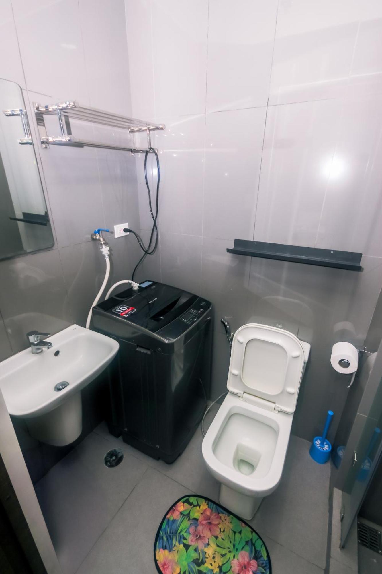 Cozy Crash Pad A Laughter Friendly Makati 2270 Gym Swim Park 300 Mbps