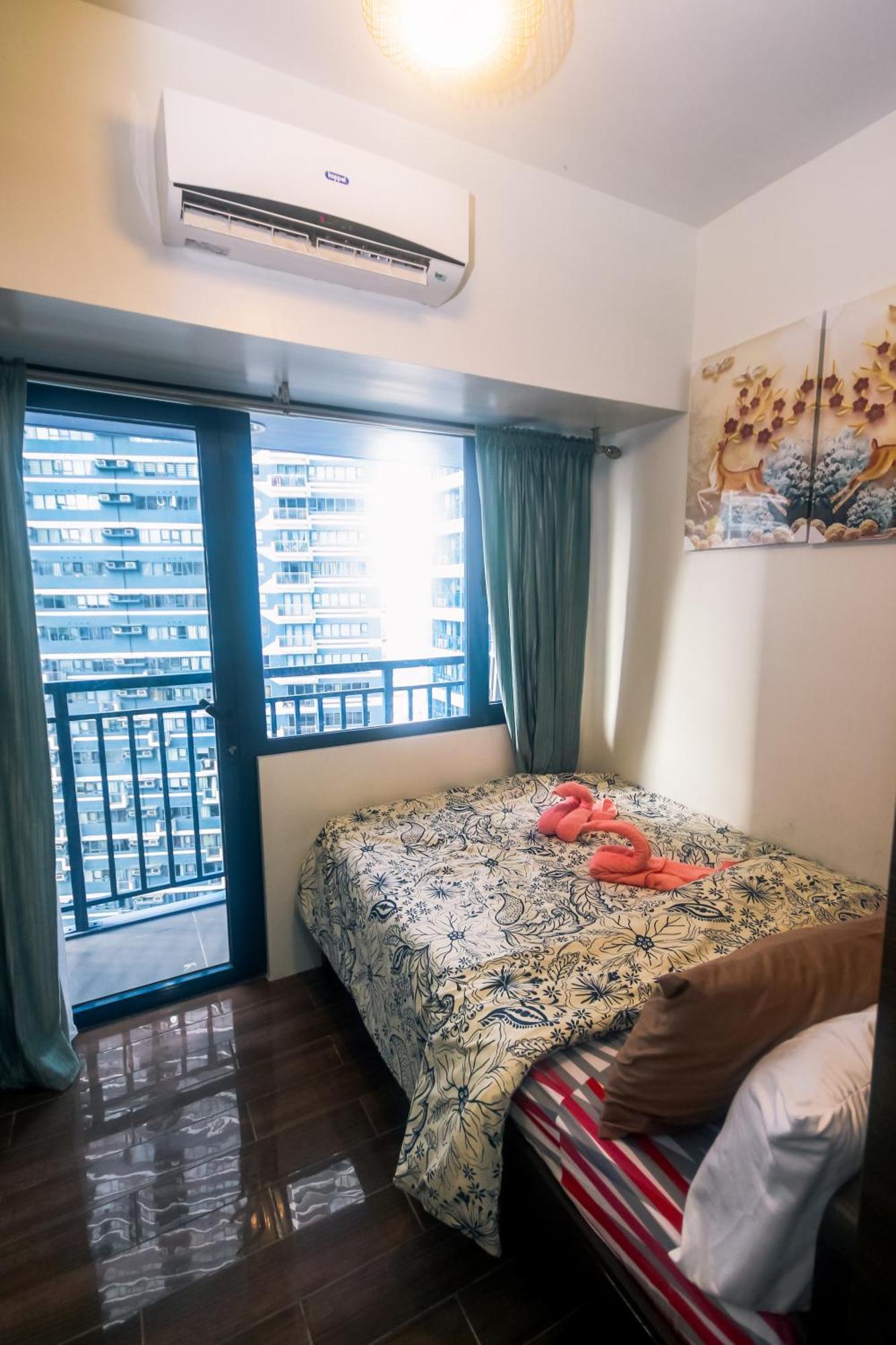 Cozy Crash Pad A Laughter Friendly Makati 2270 Gym Swim Park 300 Mbps Apartment