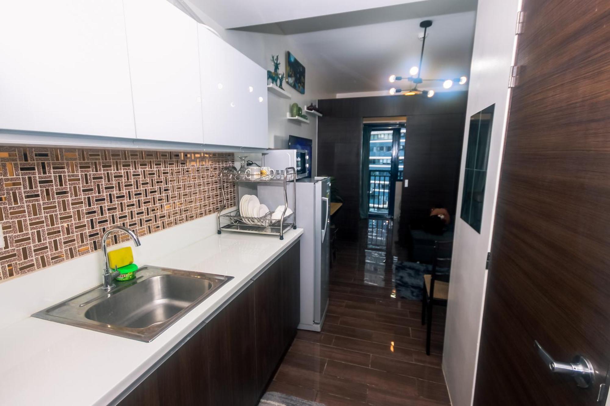 Apartment Cozy Crash Pad A Laughter Friendly Makati 2270 Gym Swim Park 300 Mbps