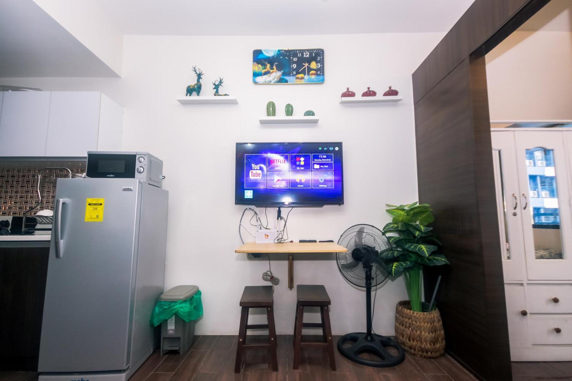 Cozy Crash Pad A Laughter Friendly Makati 2270 Gym Swim Park 300 Mbps