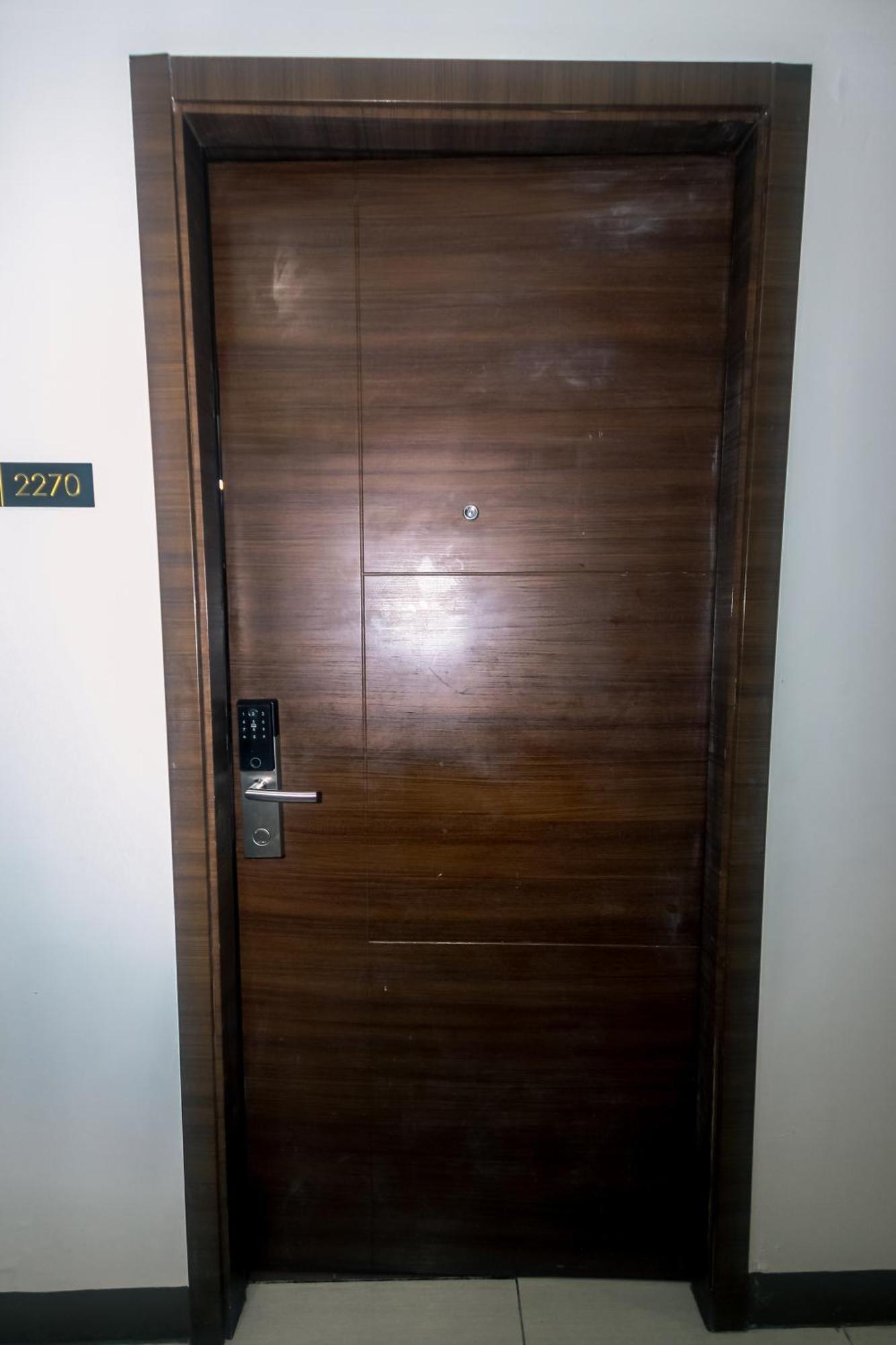 Cozy Crash Pad A Laughter Friendly Makati 2270 Gym Swim Park 300 Mbps Apartment Manila