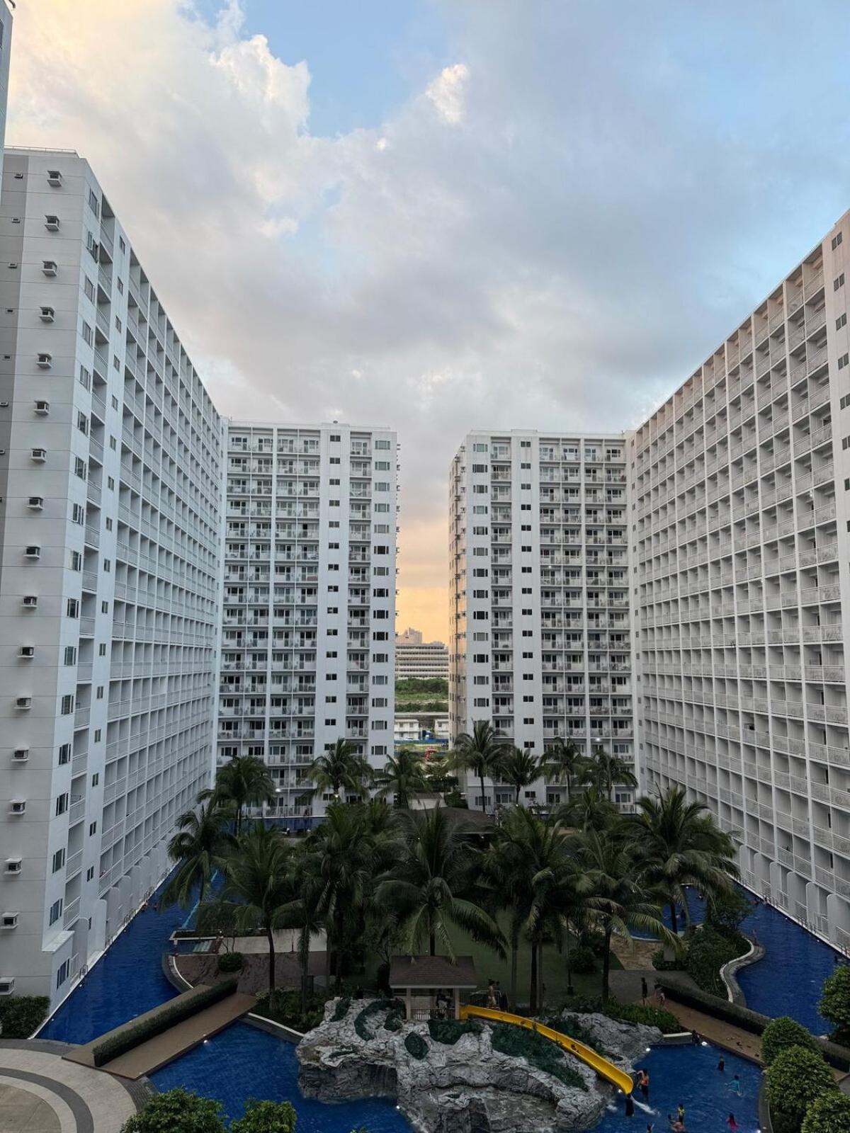 Apartment Cozy 1br Unit Near Moa With Netflix Manila