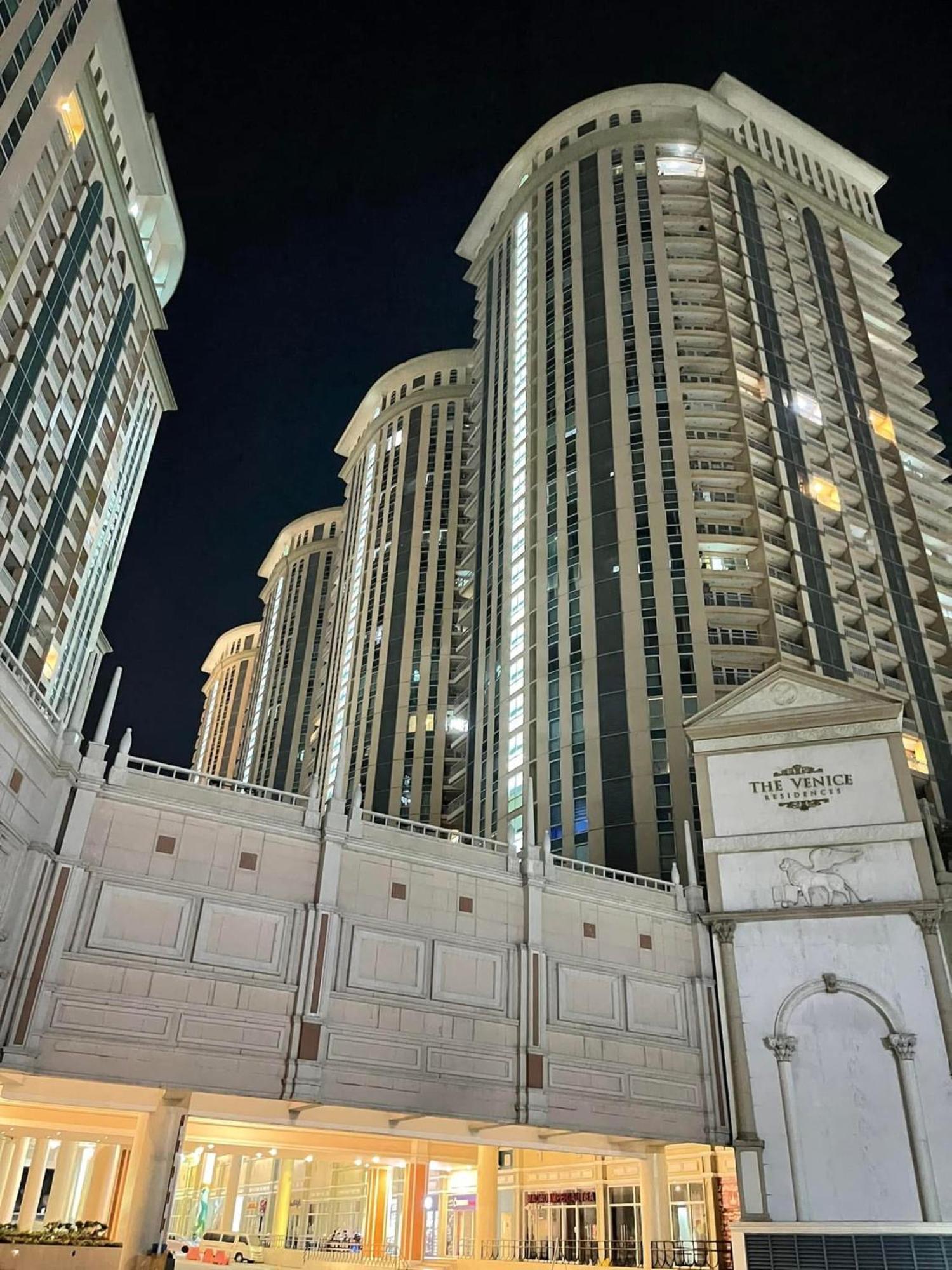 Aparthotel Staycation At The Venice Luxury Residences - Tower A Near Venice Grand Canal, Mckinley Hills *
