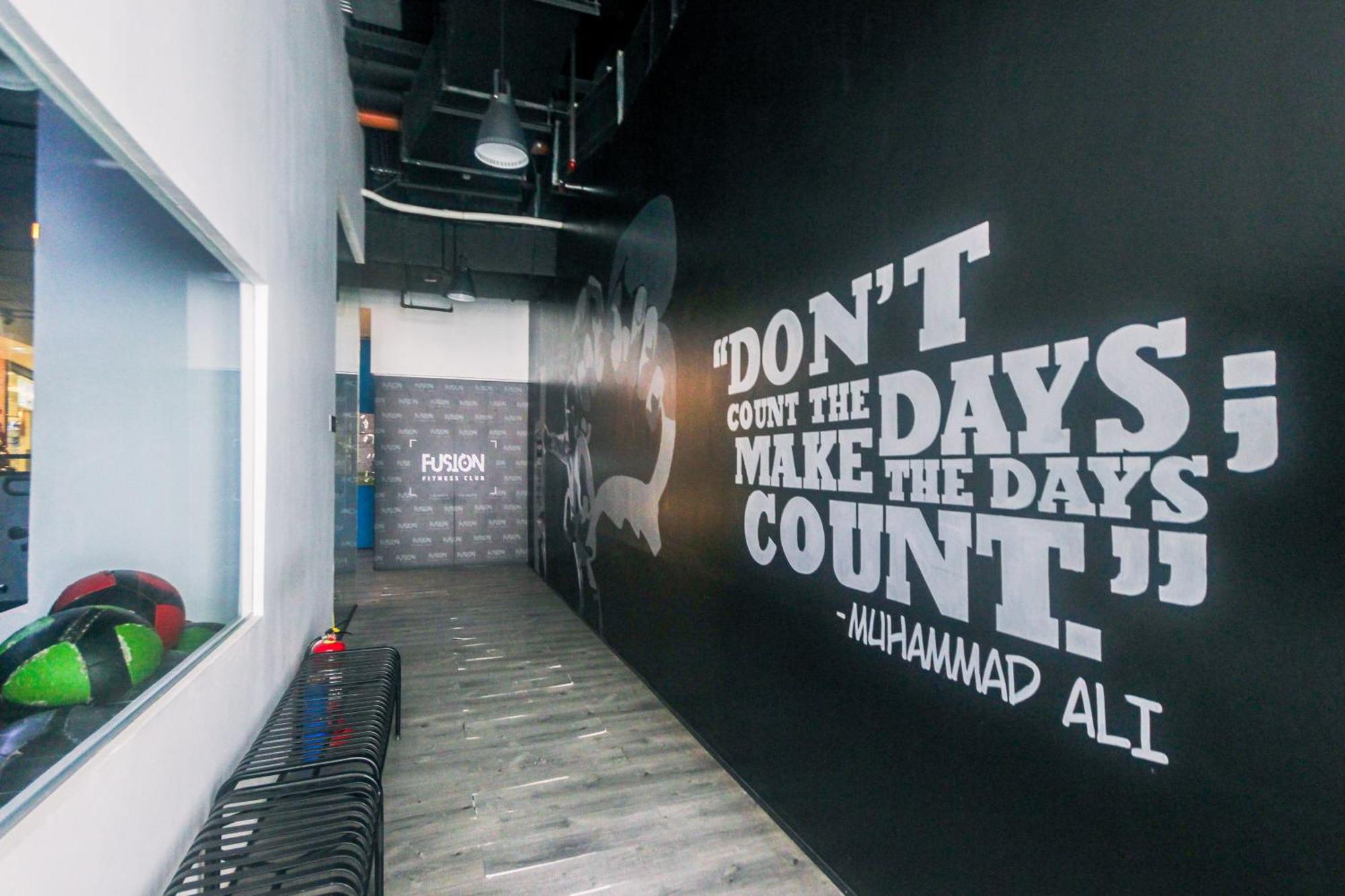 Urban Hideaway Cozy Makati Giggles Swim Gym Park Laugh Eat 3352 Apartment *