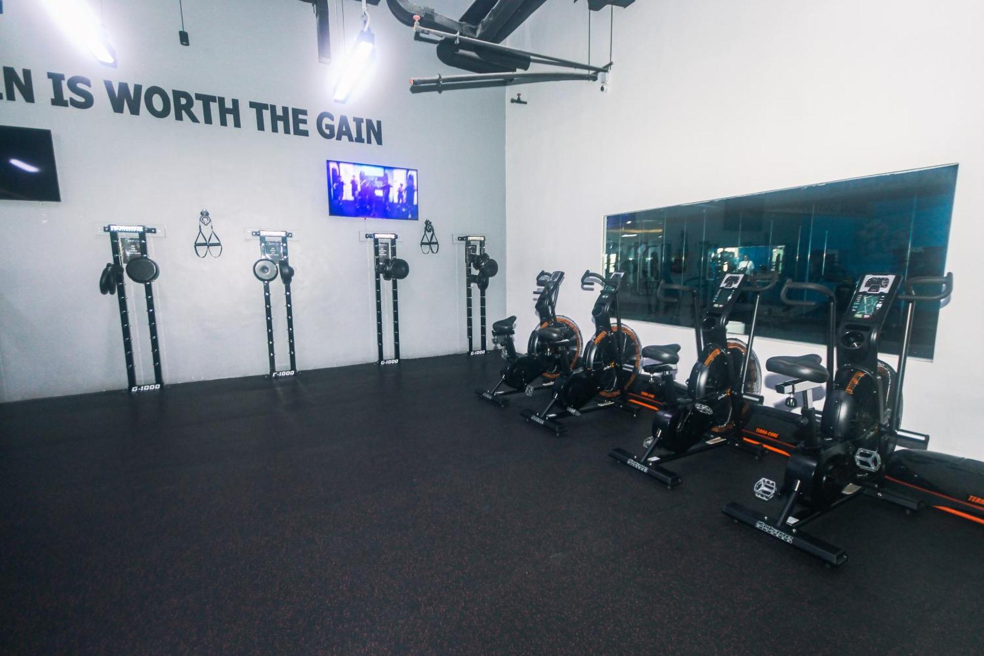 Apartment Urban Hideaway Cozy Makati Giggles Swim Gym Park Laugh Eat 3352 Manila