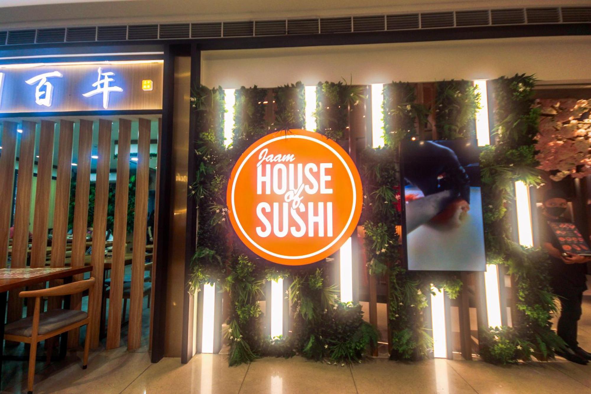 Urban Hideaway Cozy Makati Giggles Swim Gym Park Laugh Eat 3352 *