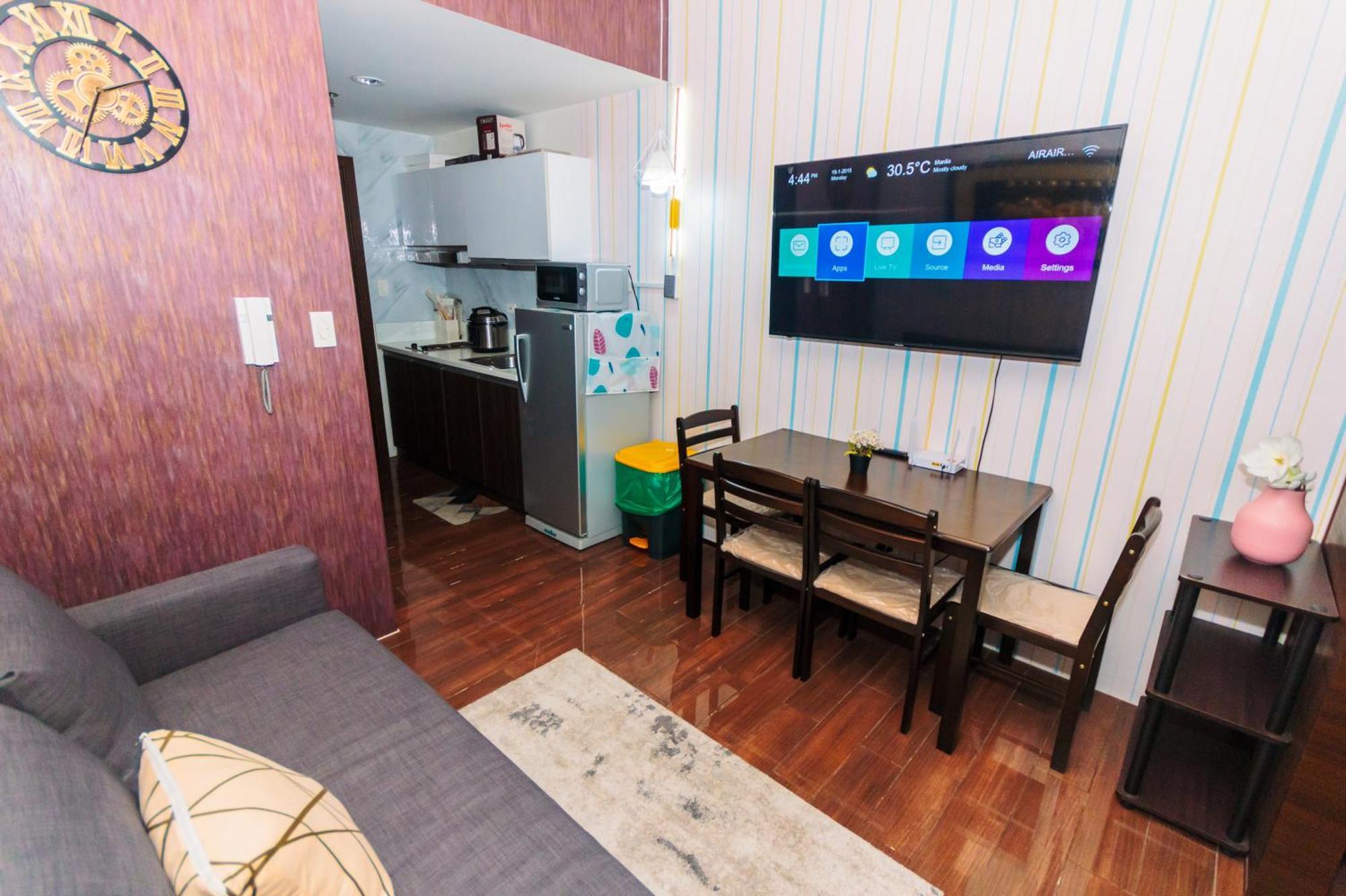 Urban Hideaway Cozy Makati Giggles Swim Gym Park Laugh Eat 3352 Apartment