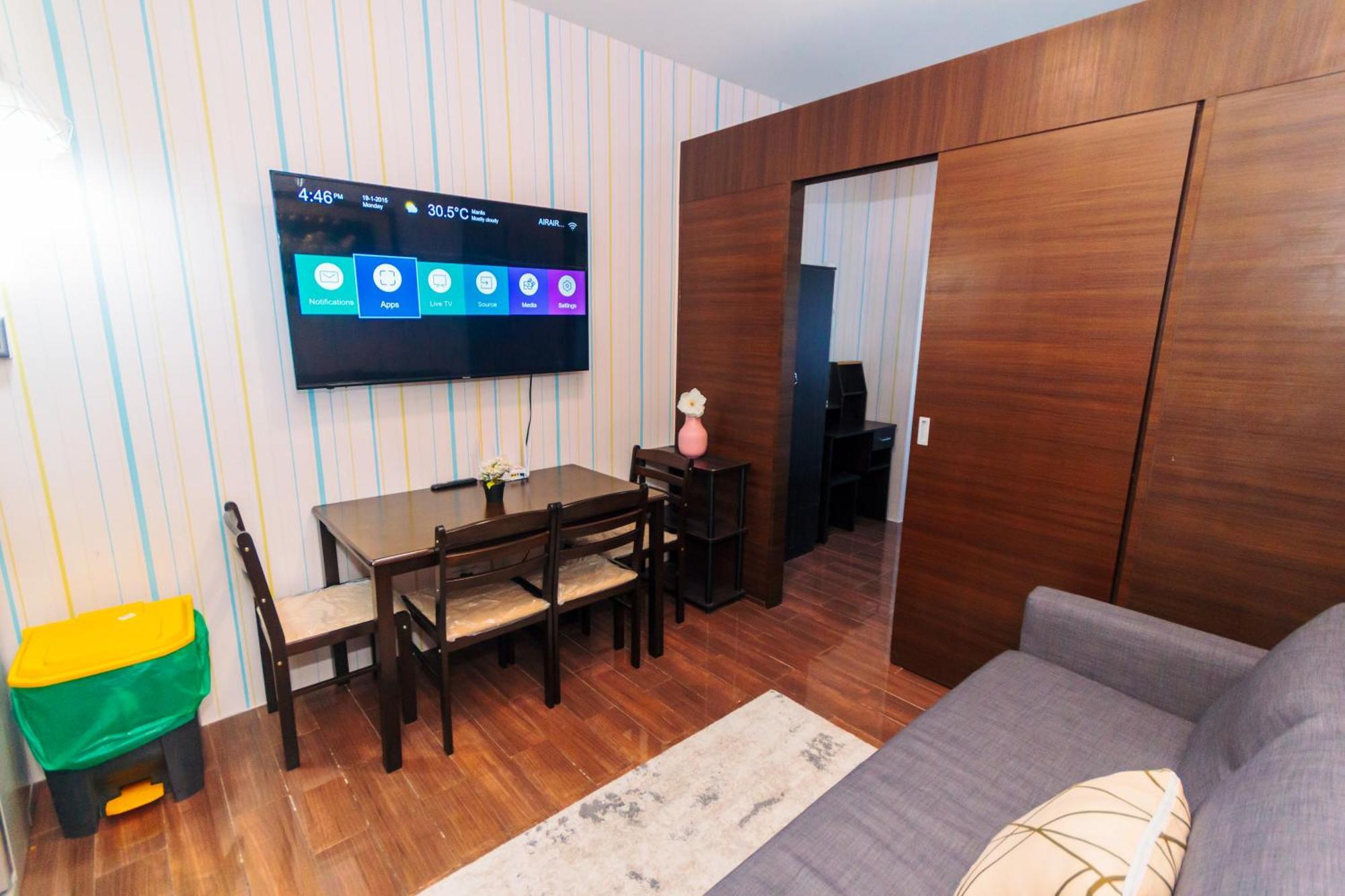 Urban Hideaway Cozy Makati Giggles Swim Gym Park Laugh Eat 3352 Apartment *