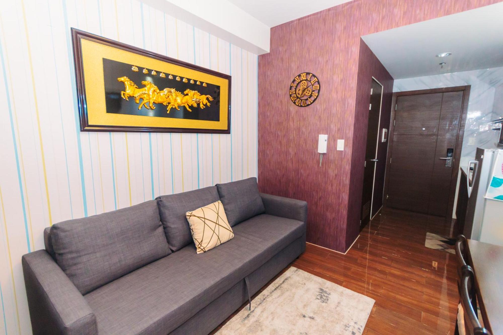 Urban Hideaway Cozy Makati Giggles Swim Gym Park Laugh Eat 3352 *