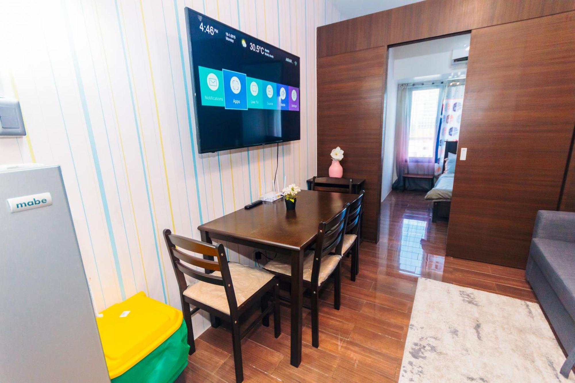 Urban Hideaway Cozy Makati Giggles Swim Gym Park Laugh Eat 3352 Apartment Manila