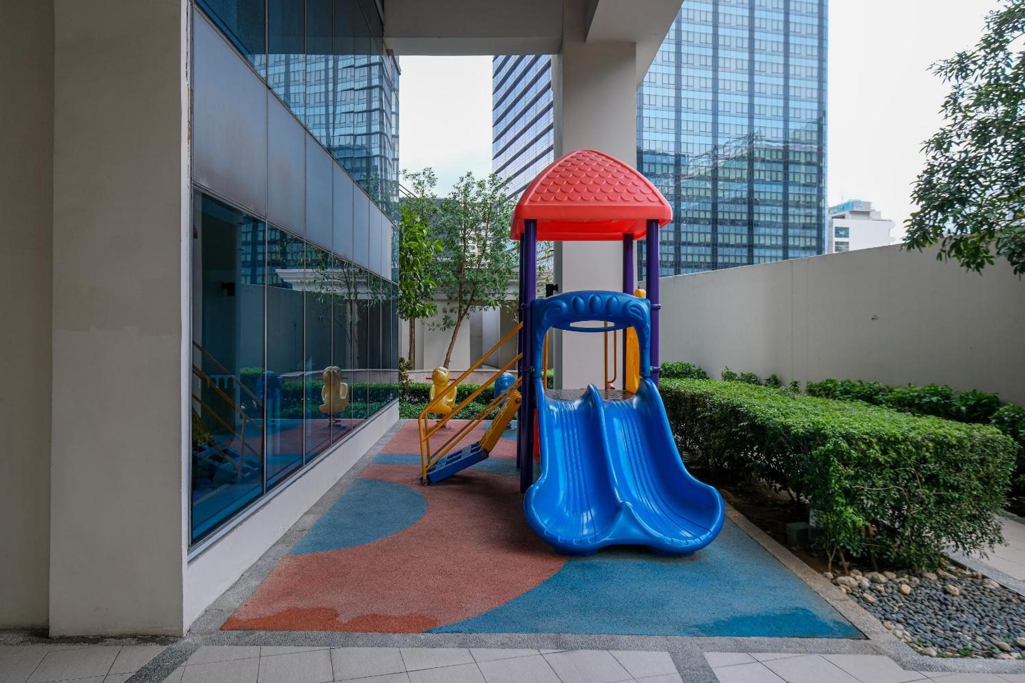 Bgc One Uptown 2bedroom With Balcony And 1 Free Parking Aparthotel