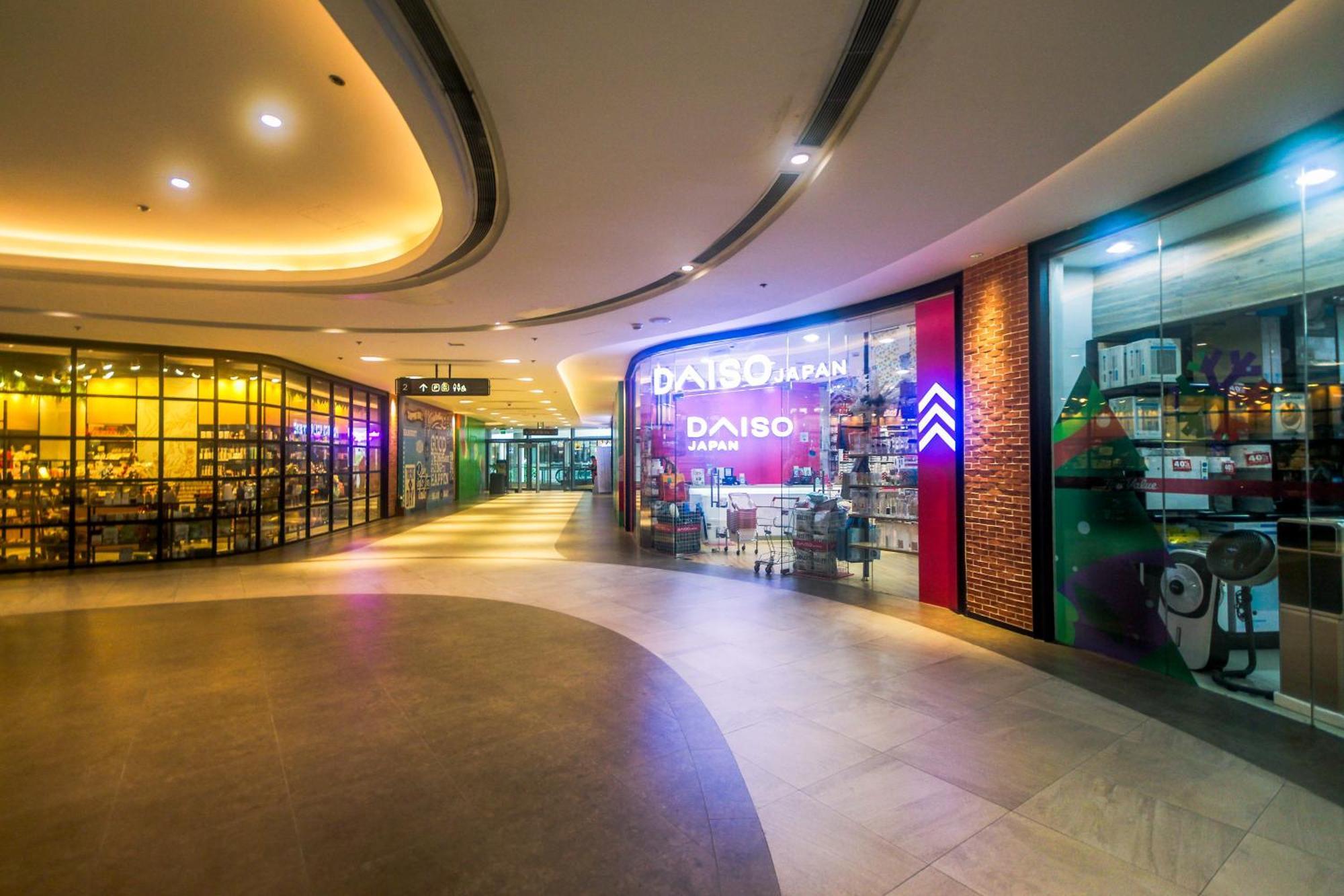 Urban Hideaway Cozy Makati Giggles Swim Gym Park Laugh Eat 3352 Apartment *