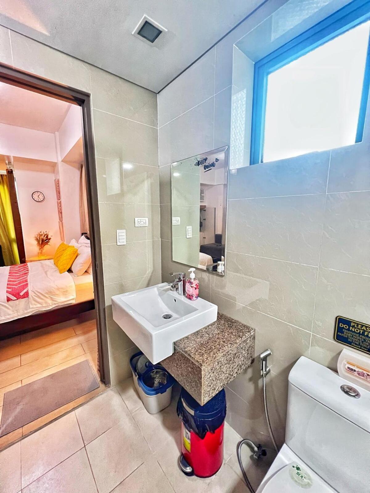 Unit Across Naia T3 & 5 Mins To Runway Apartment Manila