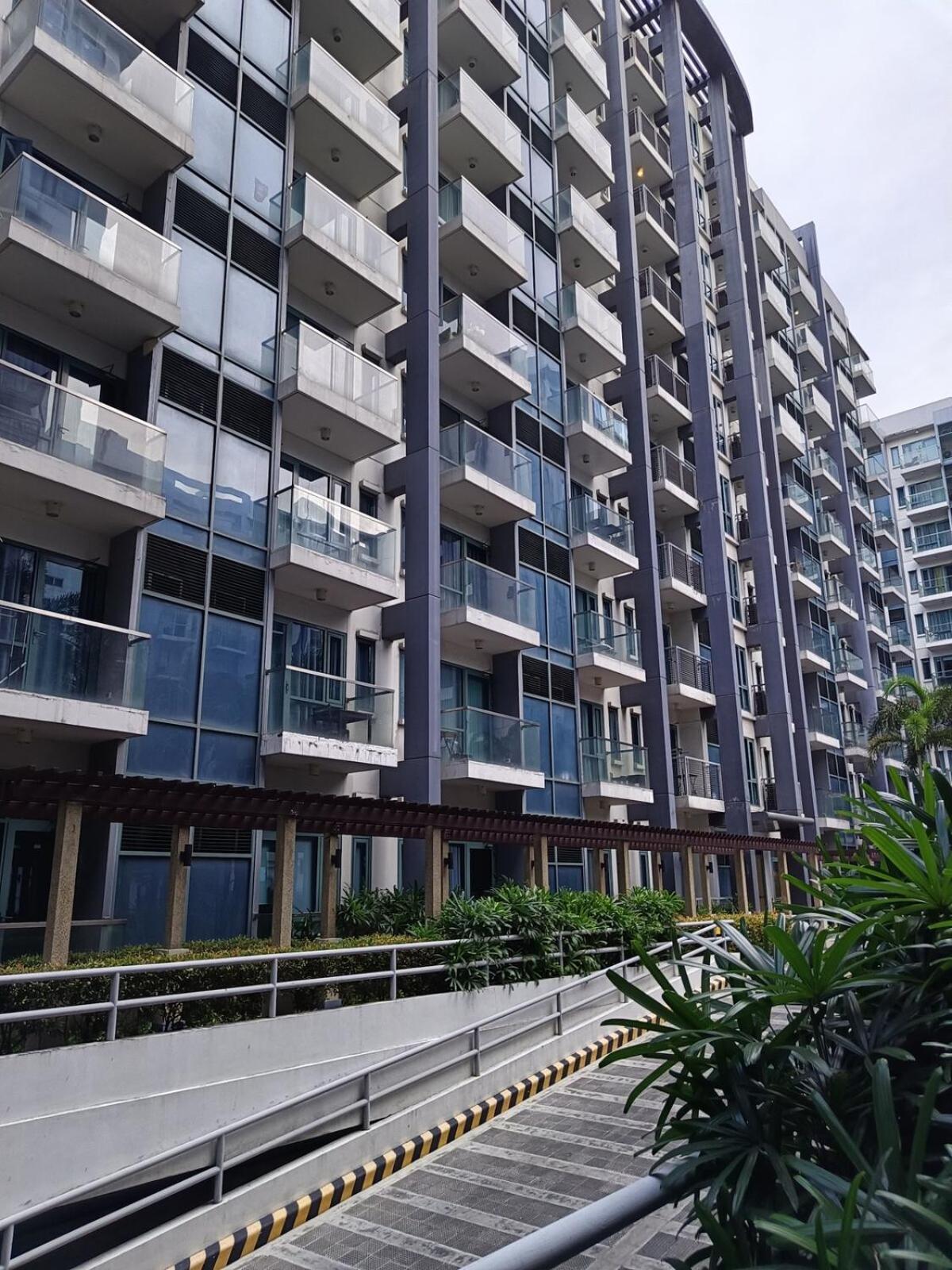 Unit Across Naia T3 & 5 Mins To Runway Apartment Manila