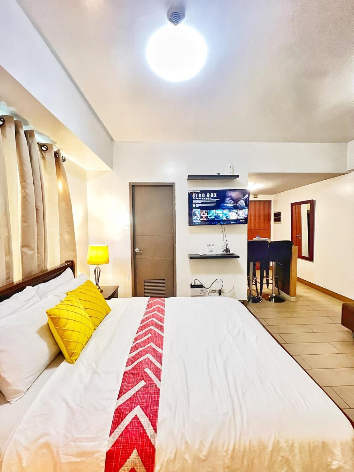 Unit Across Naia T3 & 5 Mins To Runway Apartment Manila