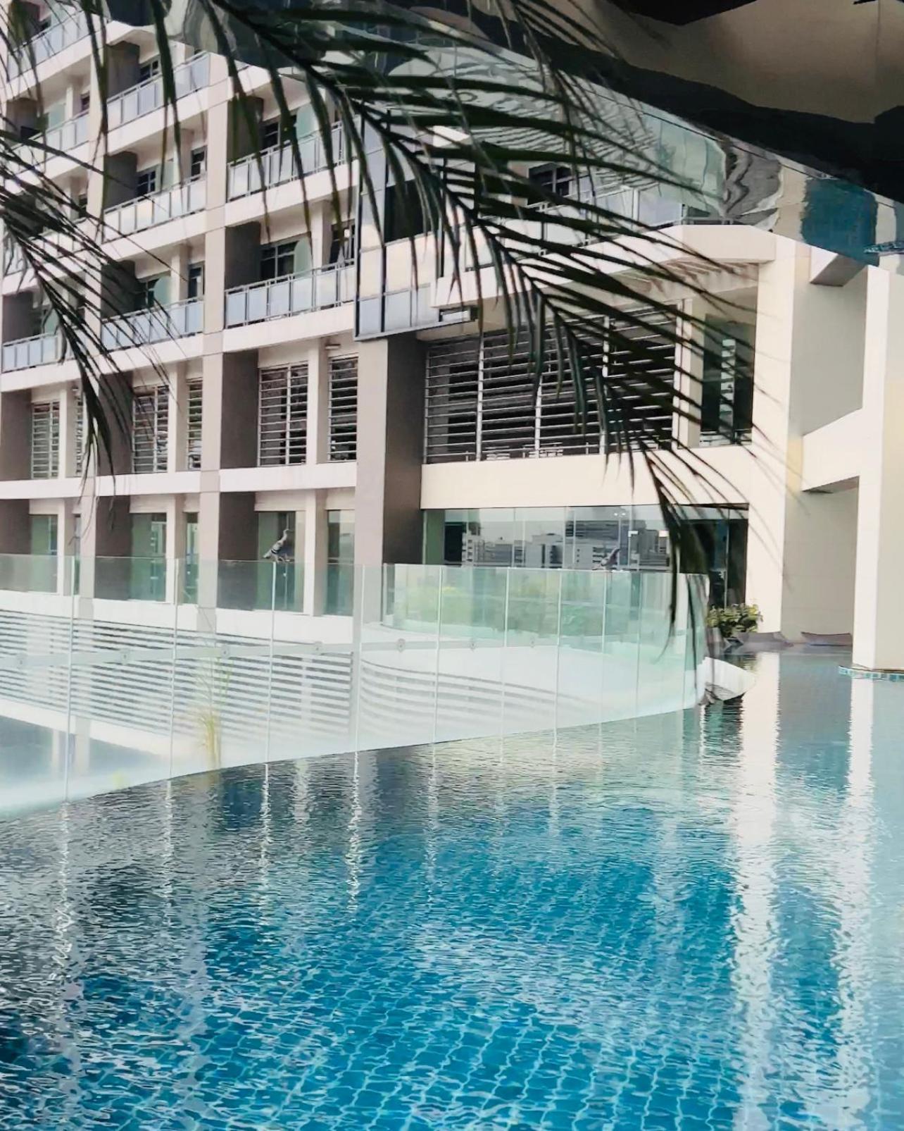 The Gramercy Residences New Sleek 1br Suite, 600mbps Wifi, Netflix & Free Amenities Hotel 5*