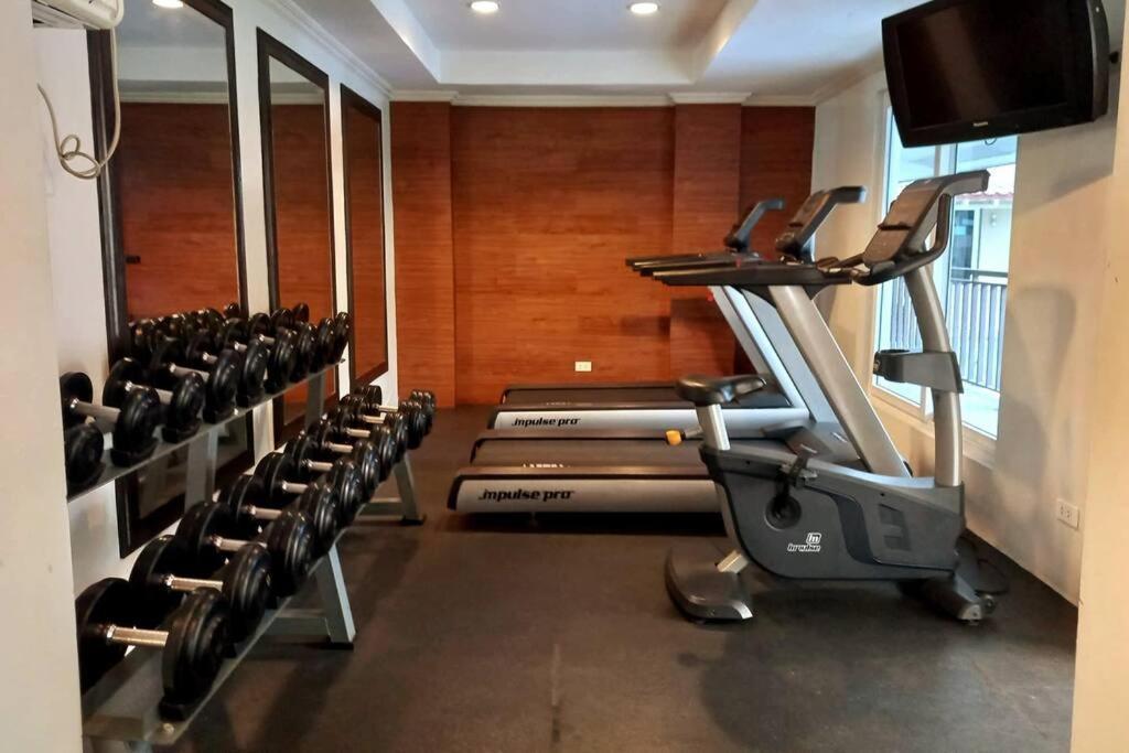 Tres Palmas 2br Unit Taguig Self-check-in & Wi-fi Apartment Manila