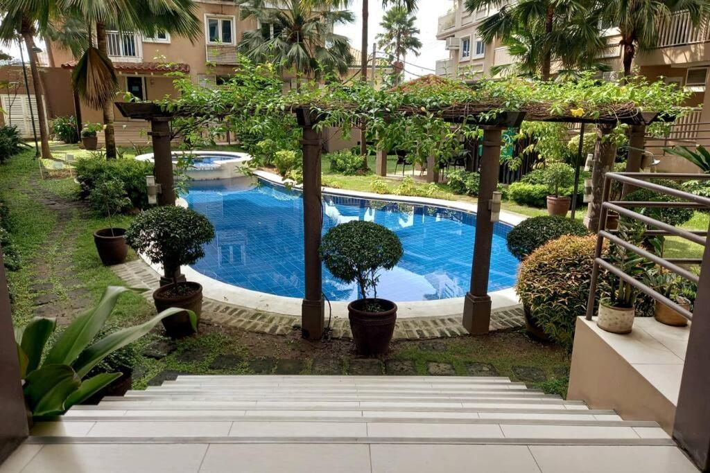 Tres Palmas 2br Unit Taguig Self-check-in & Wi-fi