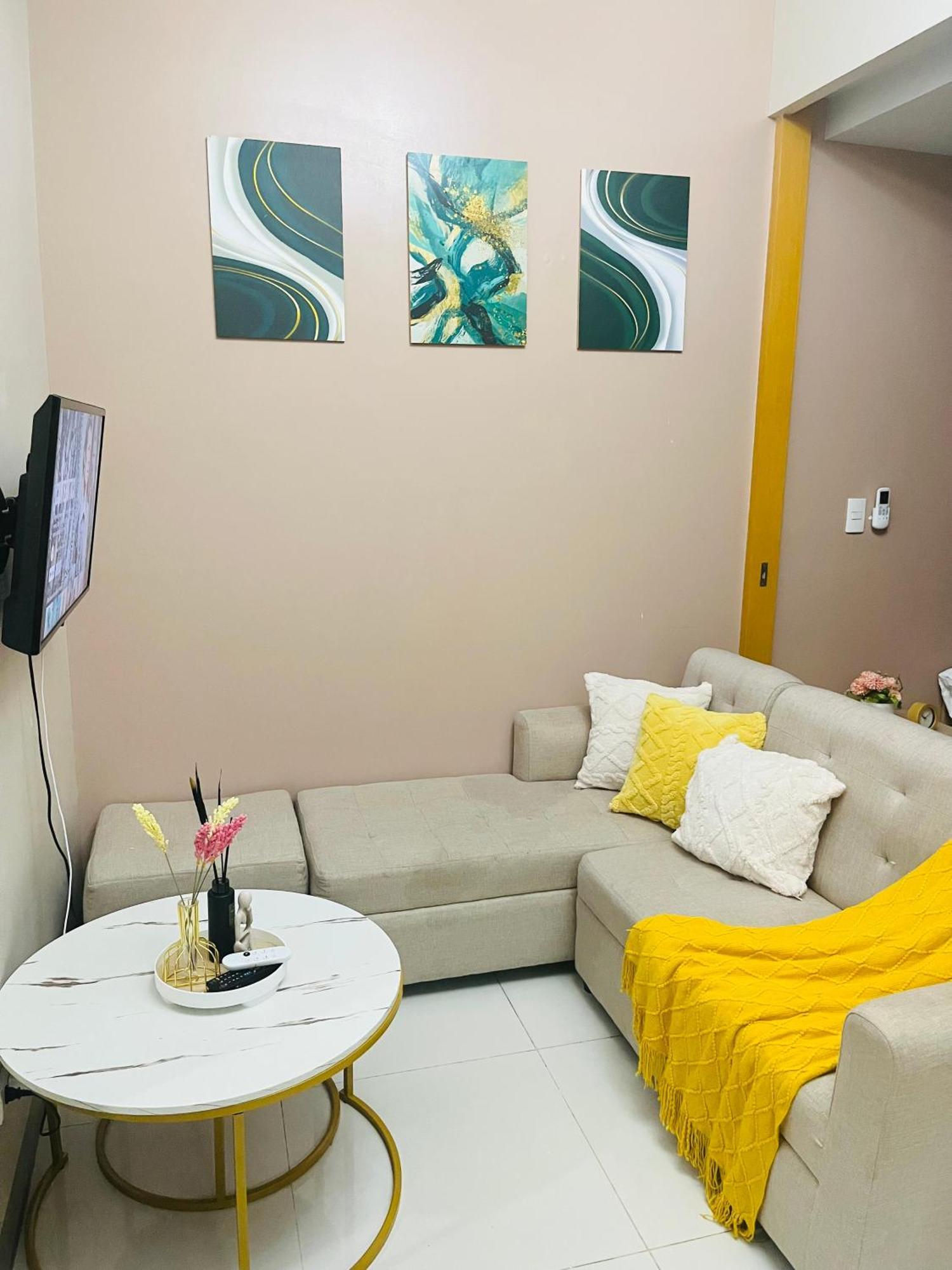 Bgc Simple Elegant 300mbps Wifi,pool,netflix Apartment Manila