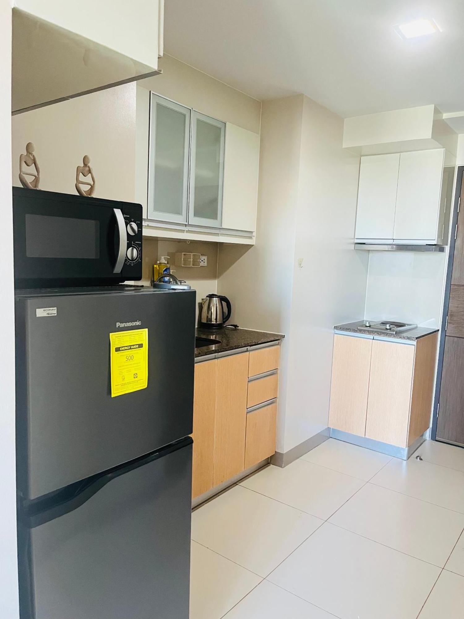 Bgc Simple Elegant 300mbps Wifi,pool,netflix Manila
