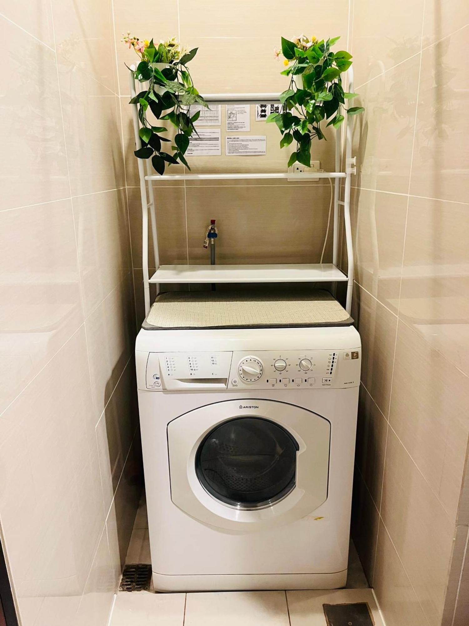 Bgc Simple Elegant 300mbps Wifi,pool,netflix Apartment Manila