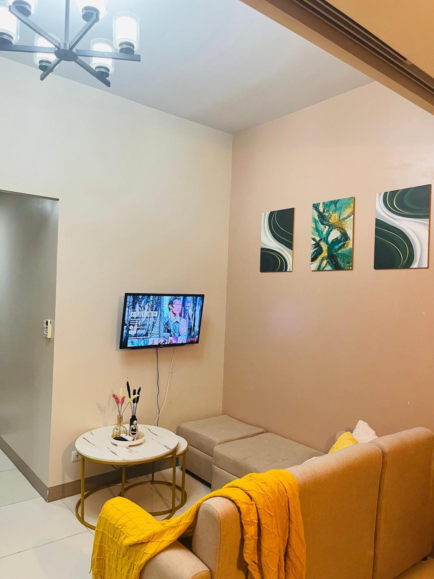 Bgc Simple Elegant 300mbps Wifi,pool,netflix * Manila