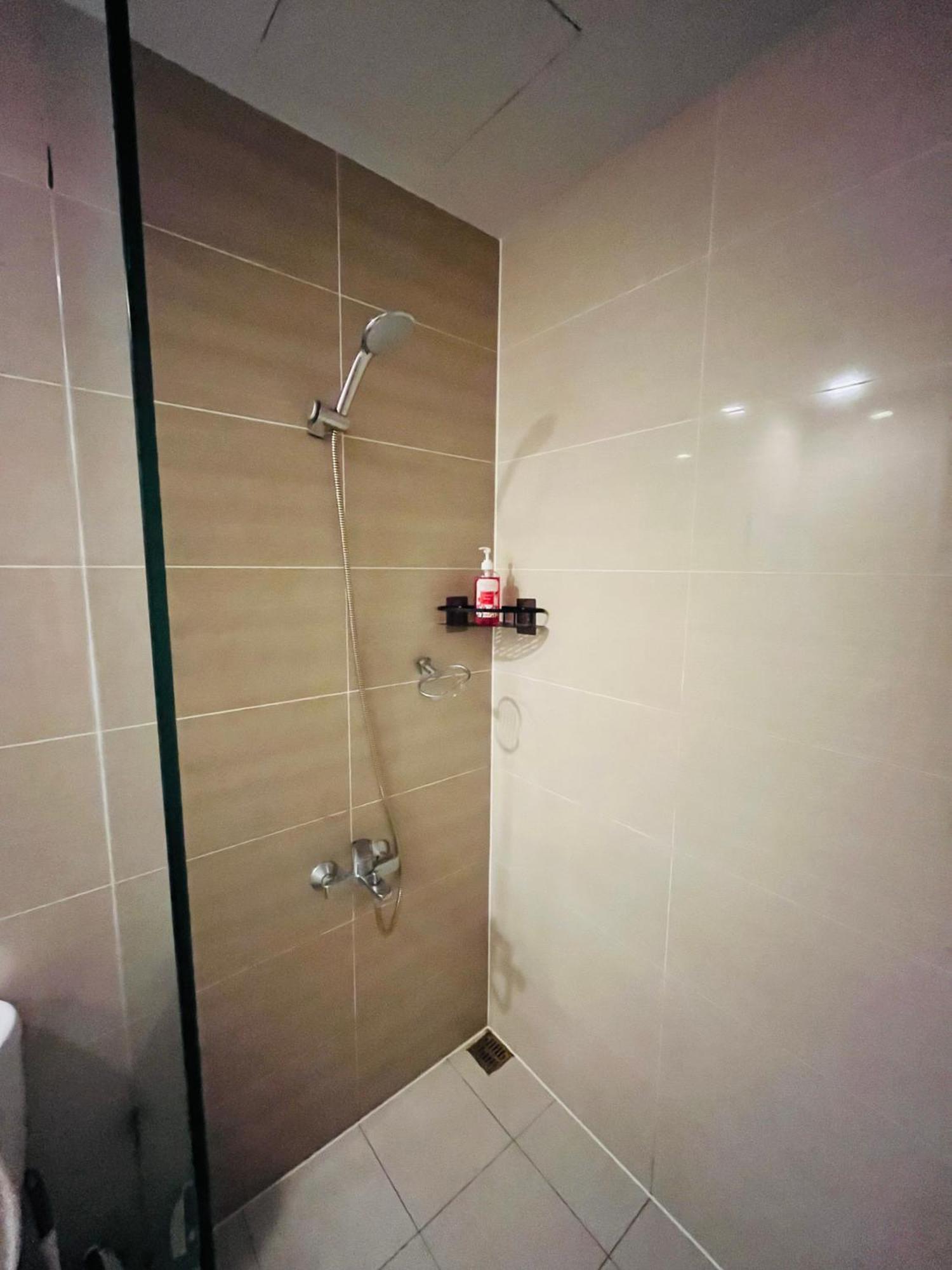 Bgc Simple Elegant 300mbps Wifi,pool,netflix * Manila