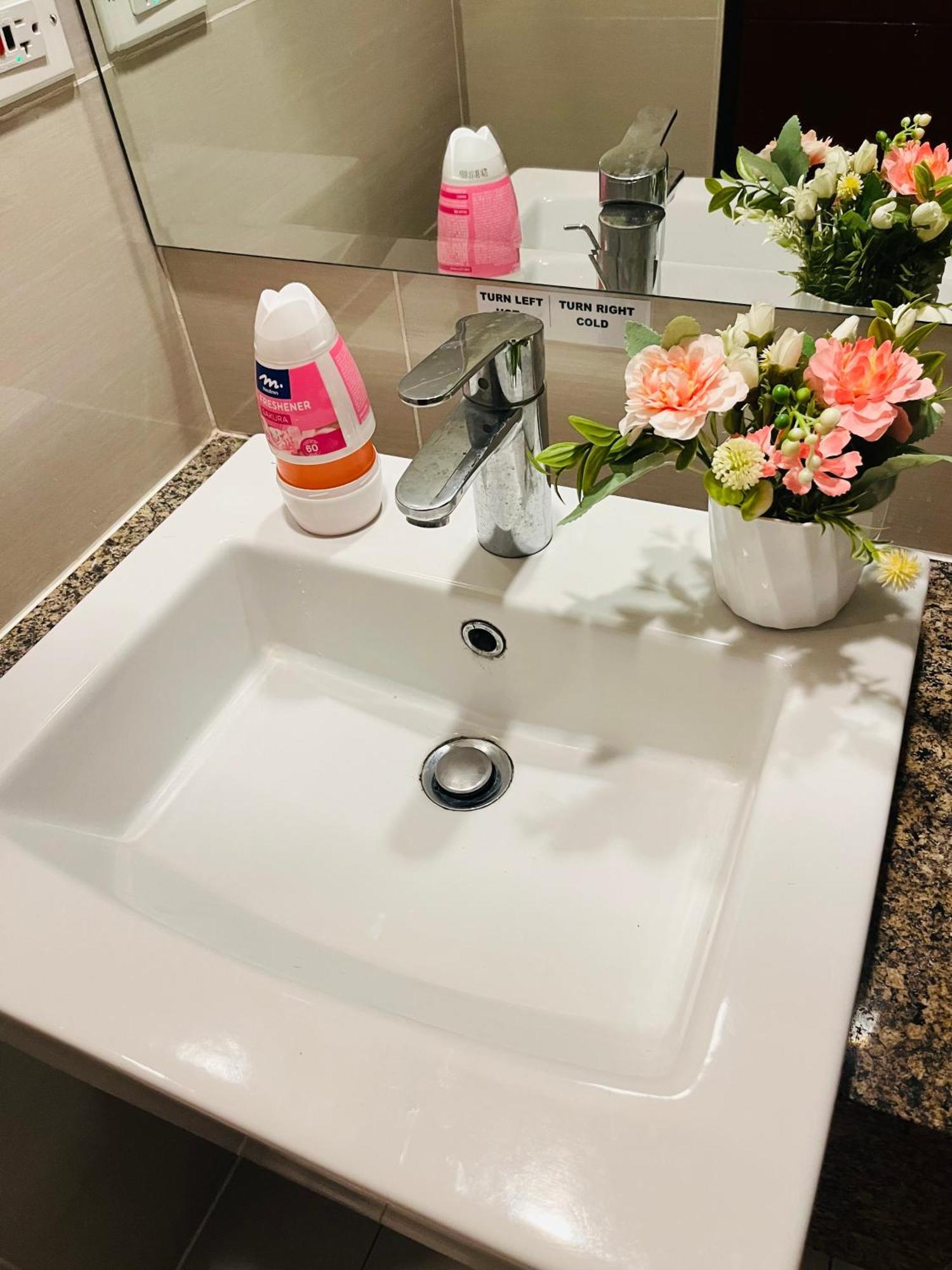 Bgc Simple Elegant 300mbps Wifi,pool,netflix Apartment