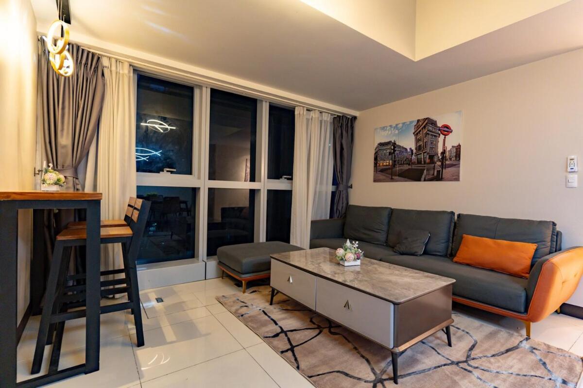 Spacious 3br In Uptown Bgc With King Size Bed, Near Malls And Restaurants