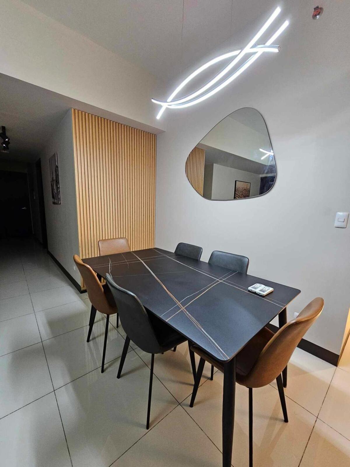 Spacious 3br In Uptown Bgc With King Size Bed, Near Malls And Restaurants Apartment