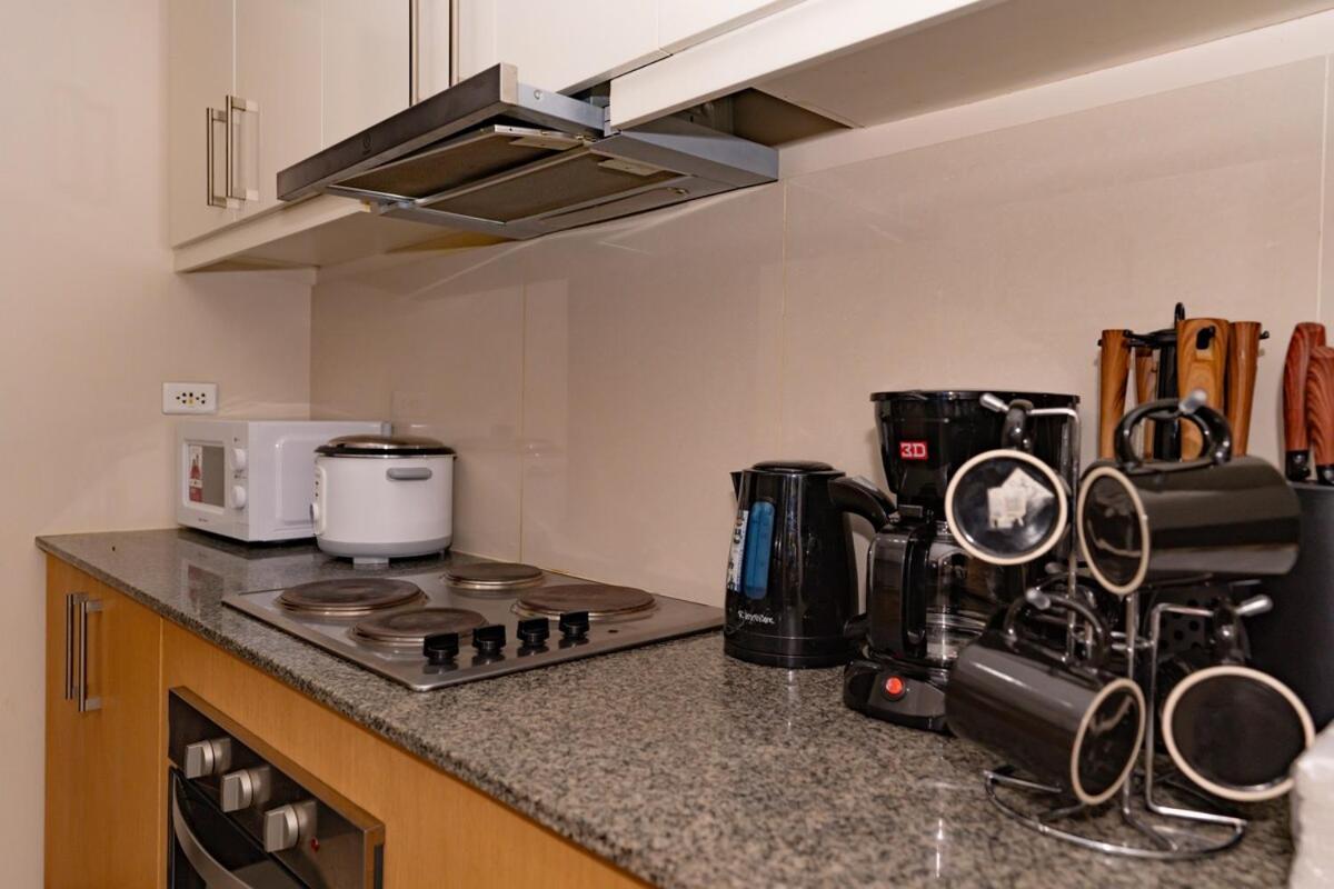 Spacious 3br In Uptown Bgc With King Size Bed, Near Malls And Restaurants Apartment *