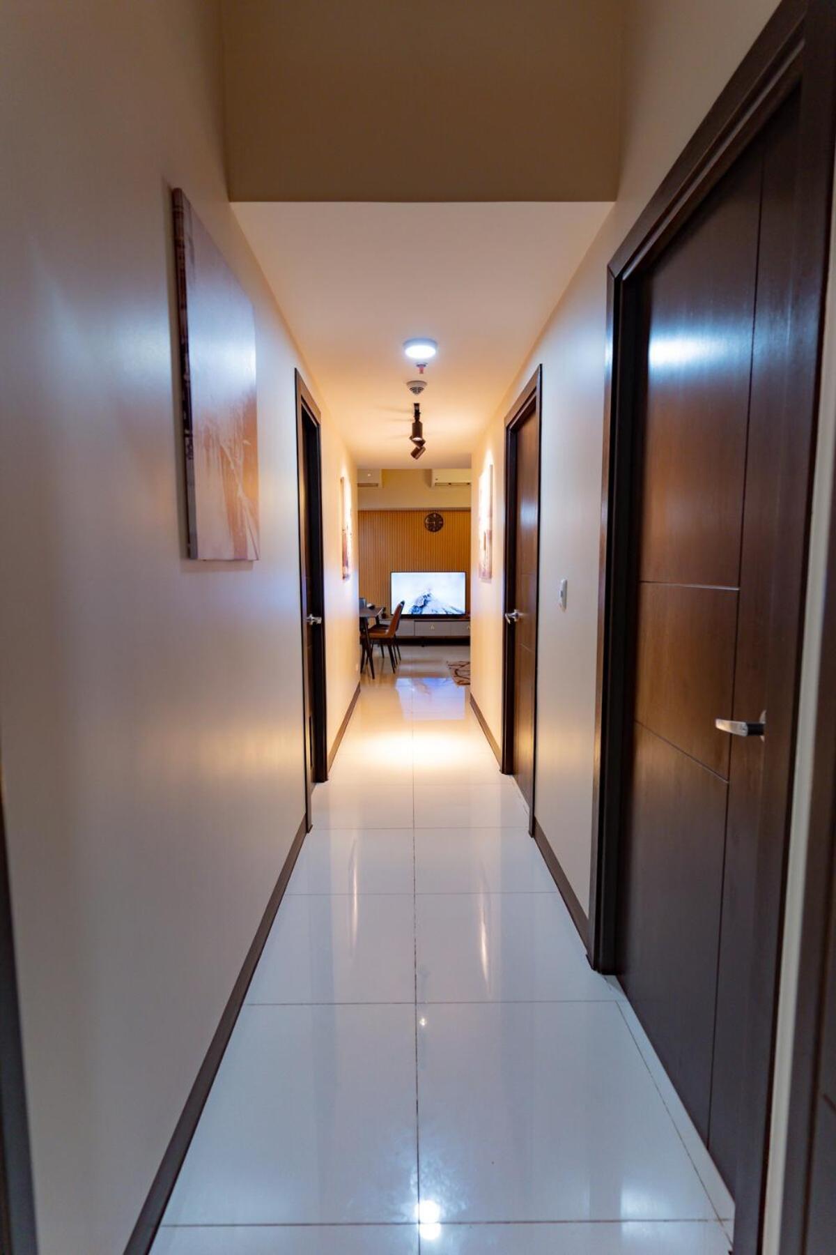 Spacious 3br In Uptown Bgc With King Size Bed, Near Malls And Restaurants *